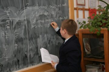 O parte dintre elevi vor merge la școală, iar alții vor învăța online, prin rotație