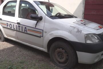 Mașina de poliție cu cauciucurile tăiate de Samir Stancu și încă o persoană