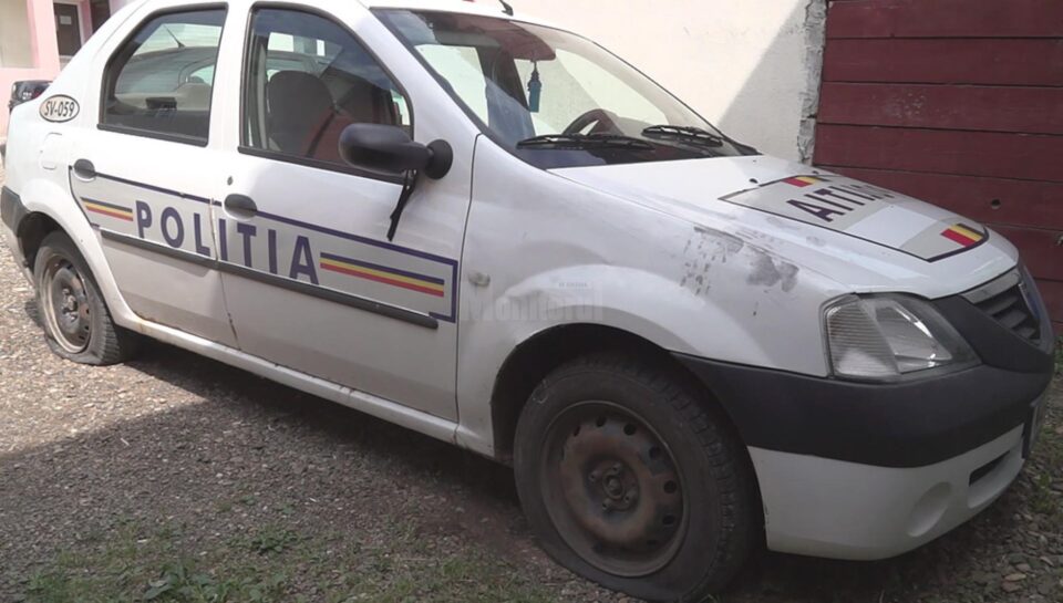 Mașina de poliție cu cauciucurile tăiate de Samir Stancu și încă o persoană