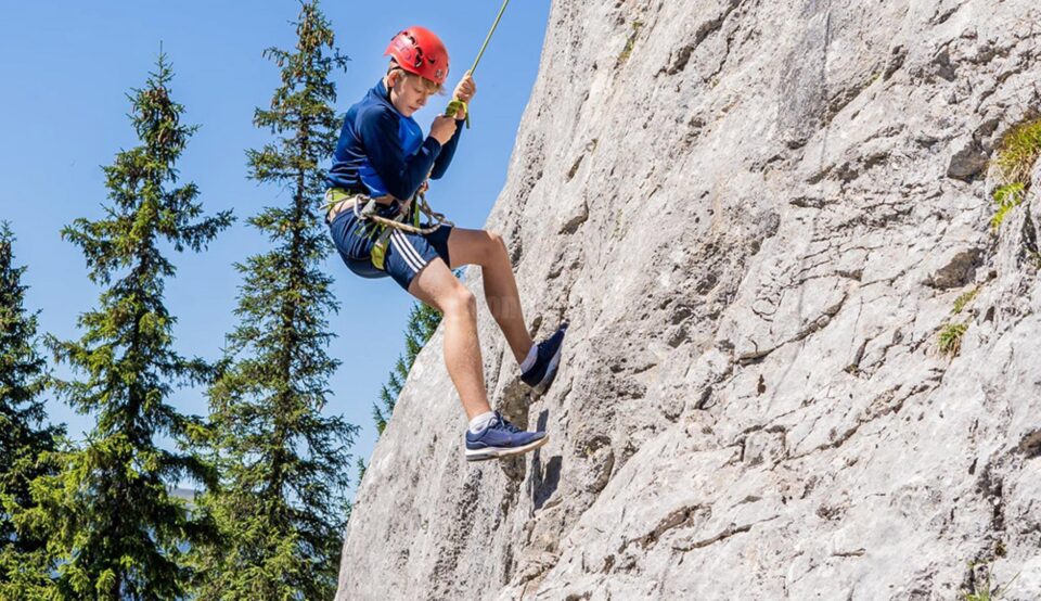 Alpinism în Munții Rarău pentru voluntarii din Asociația Tinerilor Ortodocși Suceveni