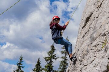Alpinism în Munții Rarău pentru voluntarii din Asociația Tinerilor Ortodocși Suceveni