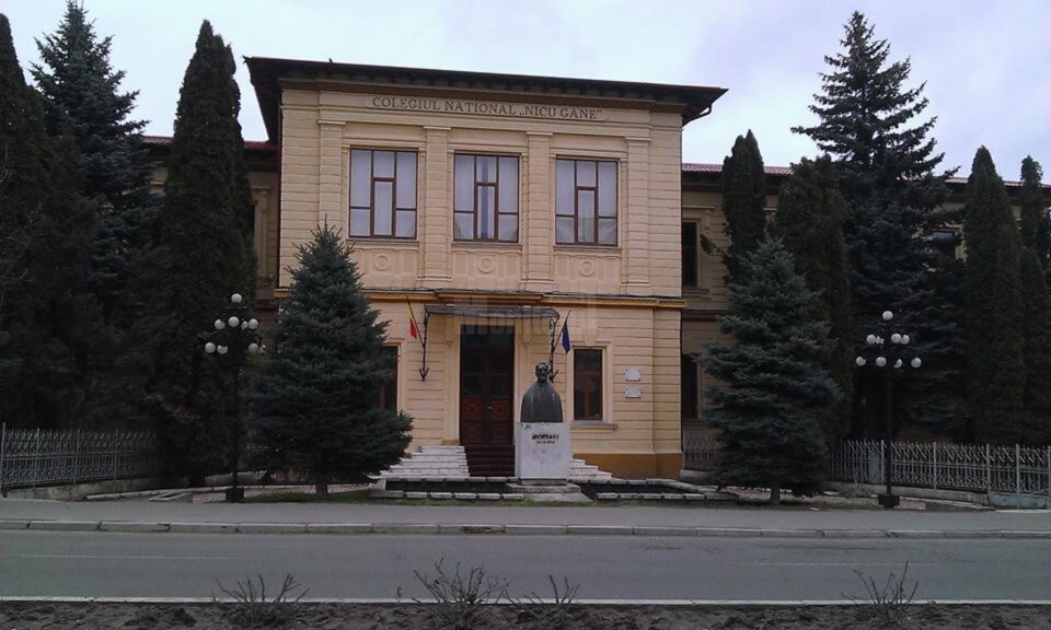 O clasă de la Colegiul „Nicu Gane” Fălticeni începe școala în carantină