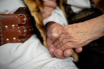 O familie din Vatra Moldoviței sărbătorește 70 de ani de căsătorie