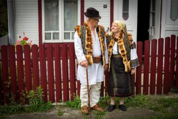 O familie din Vatra Moldoviței sărbătorește 70 de ani de căsătorie