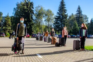 Purtarea măștii este obligatorie Foto Laurențiu Sbiera și Georgiana Lupu