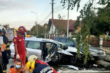 Autoturismul a lovit violent un altul aflat parcat pe marginea drumului