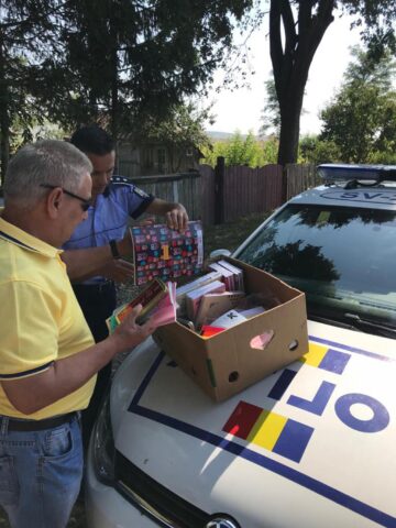 Polițiștii au oferit rechizite și ghiozdane copiilor din mai multe comunități nevoiașe