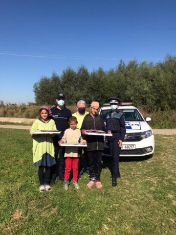 Polițiștii au oferit rechizite și ghiozdane copiilor din mai multe comunități nevoiașe