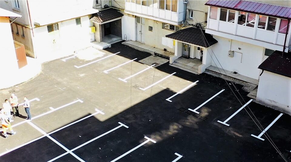 Alte două parcări de reședință au fost date în folosință sucevenilor, pe str. Stațiunii și pe bulevardul Prefect Gavril Tudoraș Alte două parcări de reședință au fost date în folosință sucevenilor, pe str. Stațiunii și pe bulevardul Prefect Gavril Tudoraș