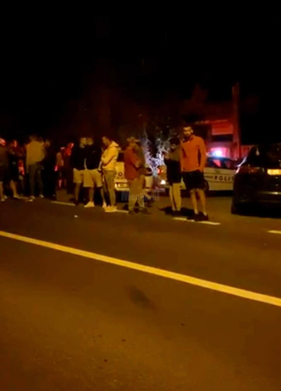 Oameni adunați în sprijinul activistului