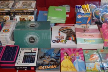 Tablete, rechizite, kituri educaționale pentru copiii din două centre de plasament sucevene
