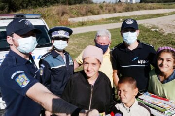 Polițiștii au oferit rechizite și ghiozdane copiilor din mai multe comunități nevoiașe