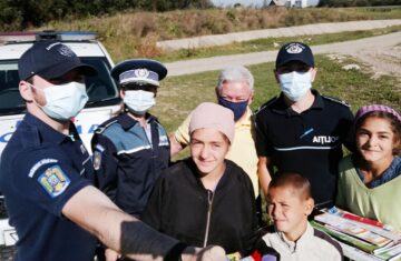 Polițiștii au oferit rechizite și ghiozdane copiilor din mai multe comunități nevoiașe