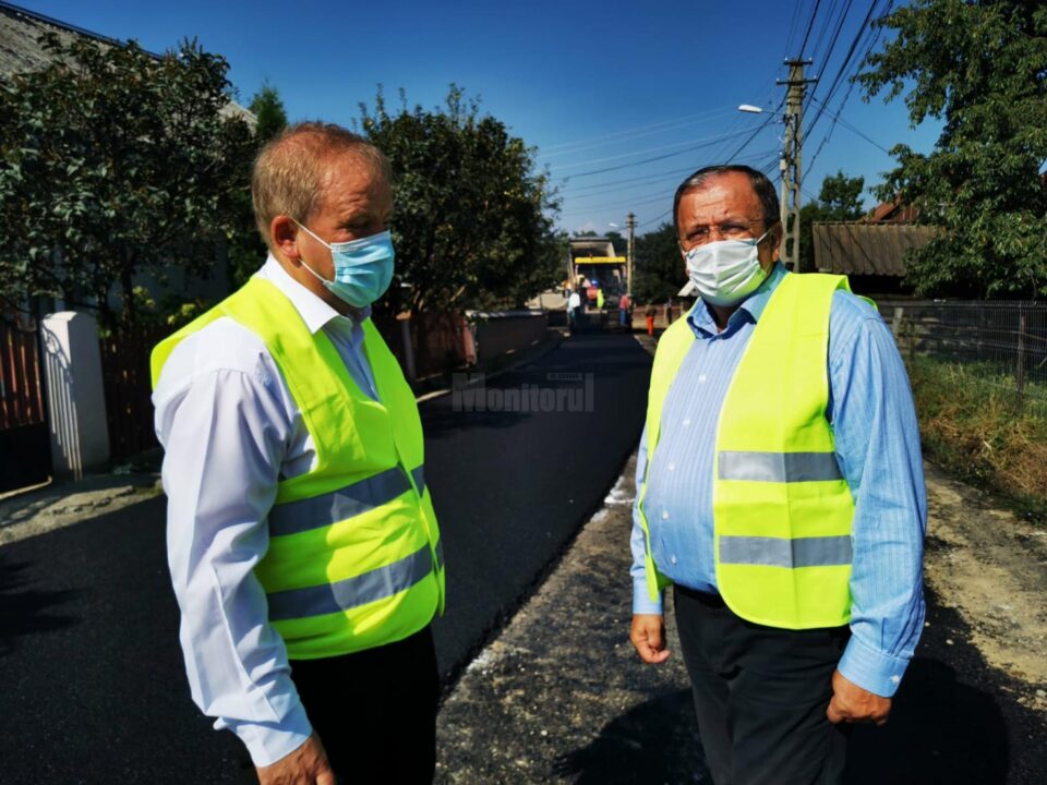 Primarul din Păltinoasa, Eduard Wendling, și Gheorghe Flutur Primarul din Păltinoasa, Eduard Wendling, și Gheorghe Flutur