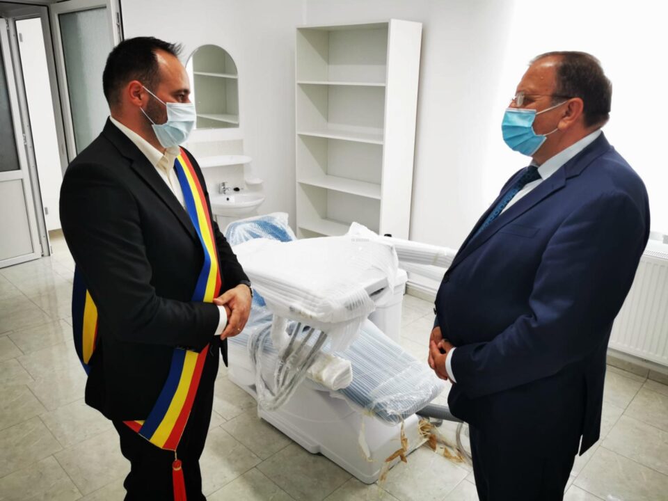 Gheorghe Flutur și primarul din Frumosu, Constantin Buga, au inaugurat noul dispensar medical din comună