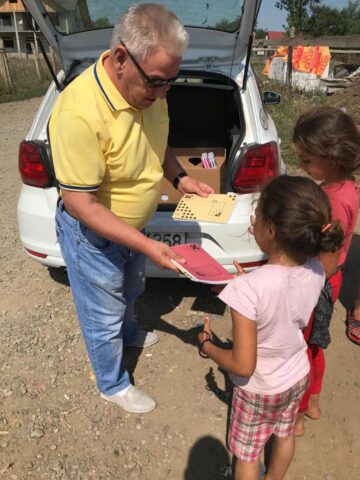 Polițiștii au oferit rechizite și ghiozdane copiilor din mai multe comunități nevoiașe