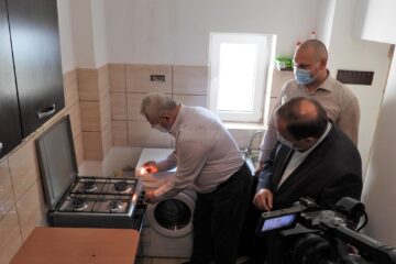 Ion Lungu a aprins flacăra aragazului la una dintre primele locuințe din Burdujeni Sat racordate la noua rețea de gaz metan