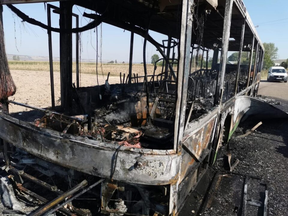Autovehiculul s-a facut scrum in urma incendiului violent
