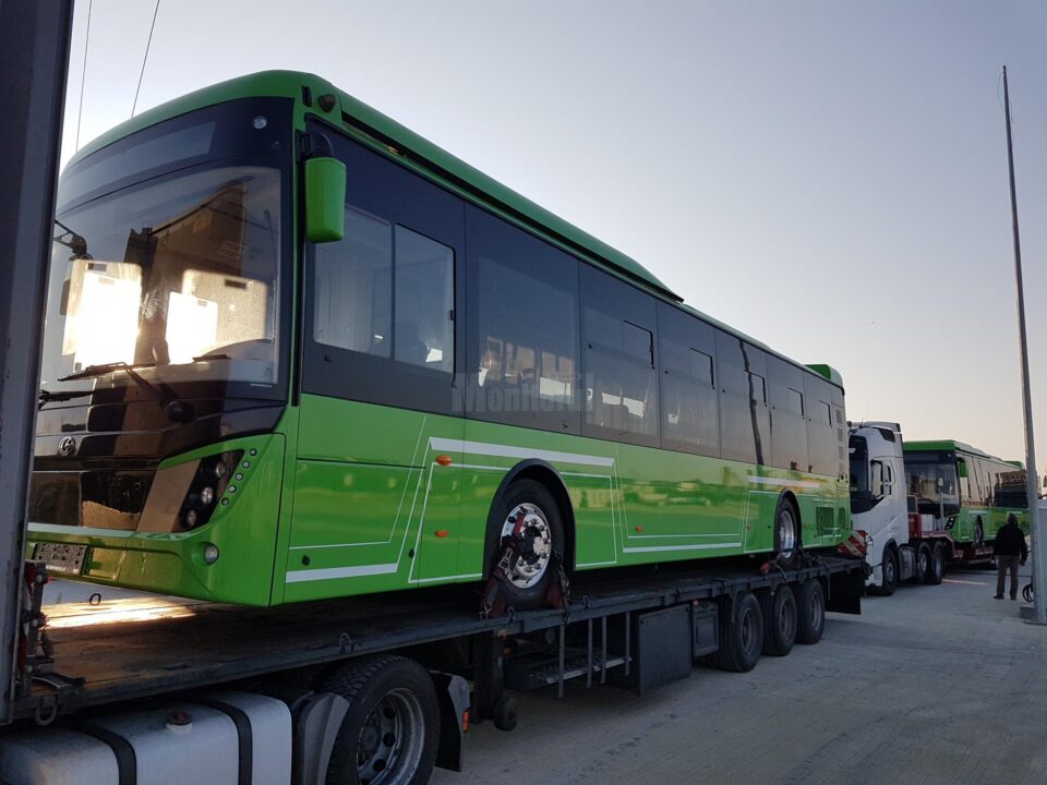 Primele autobuze electrice din lotul de 25 au ajuns marți dimineață la Suceava. Foto Cosmin Romega