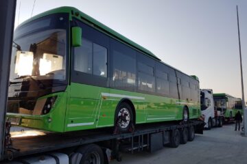 Primele autobuze electrice din lotul de 25 au ajuns marți dimineață la Suceava. Foto Cosmin Romega