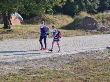 Poarta, bariera dintre elevi și părinți cu școala din Mitocu Dragomirnei