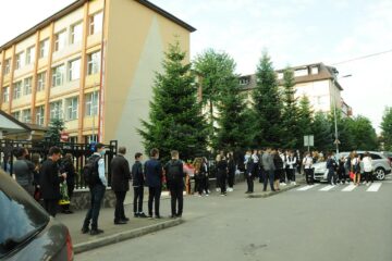 Agitație în fața Colegiului Național „Spiru Haret” din Suceava