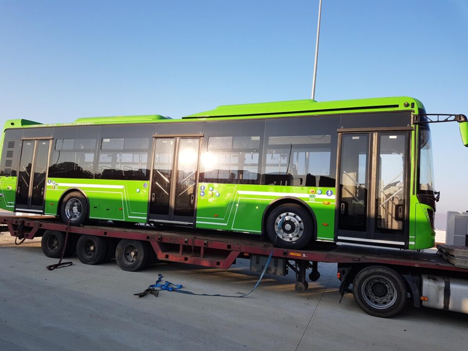 Primele autobuze electrice din lotul de 25 au ajuns marți dimineață la Suceava. Foto Cosmin Romega