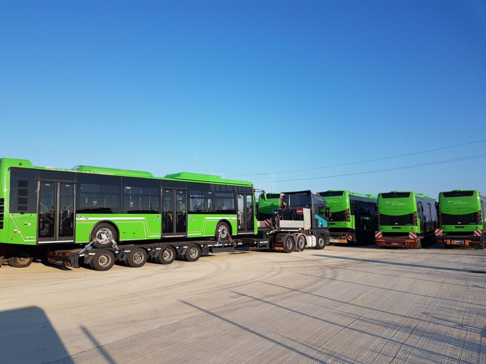 Primele autobuze electrice din lotul de 25 au ajuns marți dimineață la Suceava. Foto Cosmin Romega