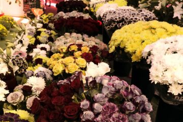 Florăresele din Piața Mare au rămas cu marfa neatinsă în prima zi de școală