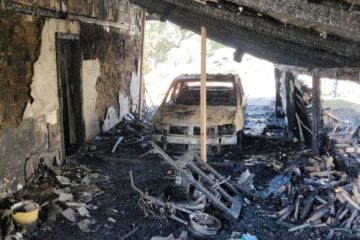 Flacarile au izbucnit de la autoturismul parcat in garajul de langa casa