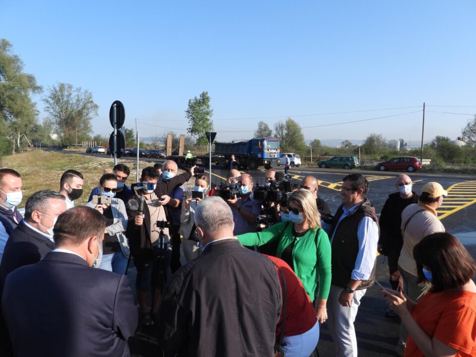 Andrei Neșculescu (în spate), cunoscut drept Clovnul Bobo, în timpul live-ului făcut lângă conferința de presă convocată de Ion Lungu la Podul Unirii