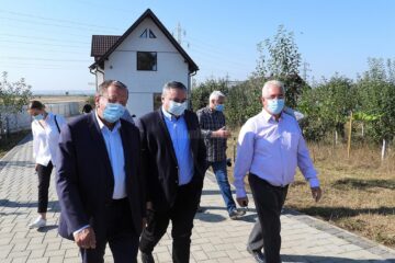 Gheorghe Flutur, Ioan Balan și Ion Lungu la inaugurarea noii rețele de gaz metan, din Burdujeni Sat