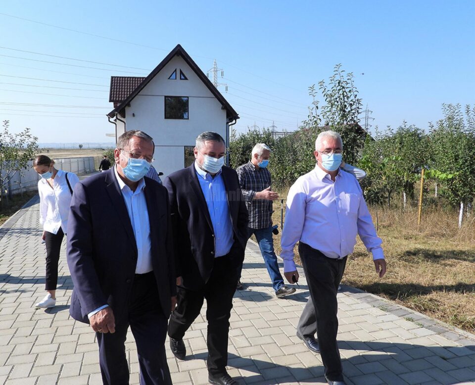 Gheorghe Flutur, Ioan Balan și Ion Lungu la inaugurarea noii rețele de gaz metan, din Burdujeni Sat