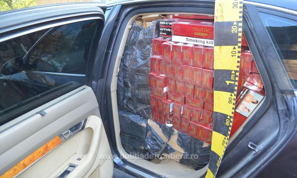 Trei mașini și țigări de contrabandă de peste 70.000 de euro, confiscate în zona de munte