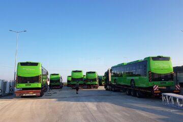 Primele autobuze electrice din lotul de 25 au ajuns marți dimineață la Suceava