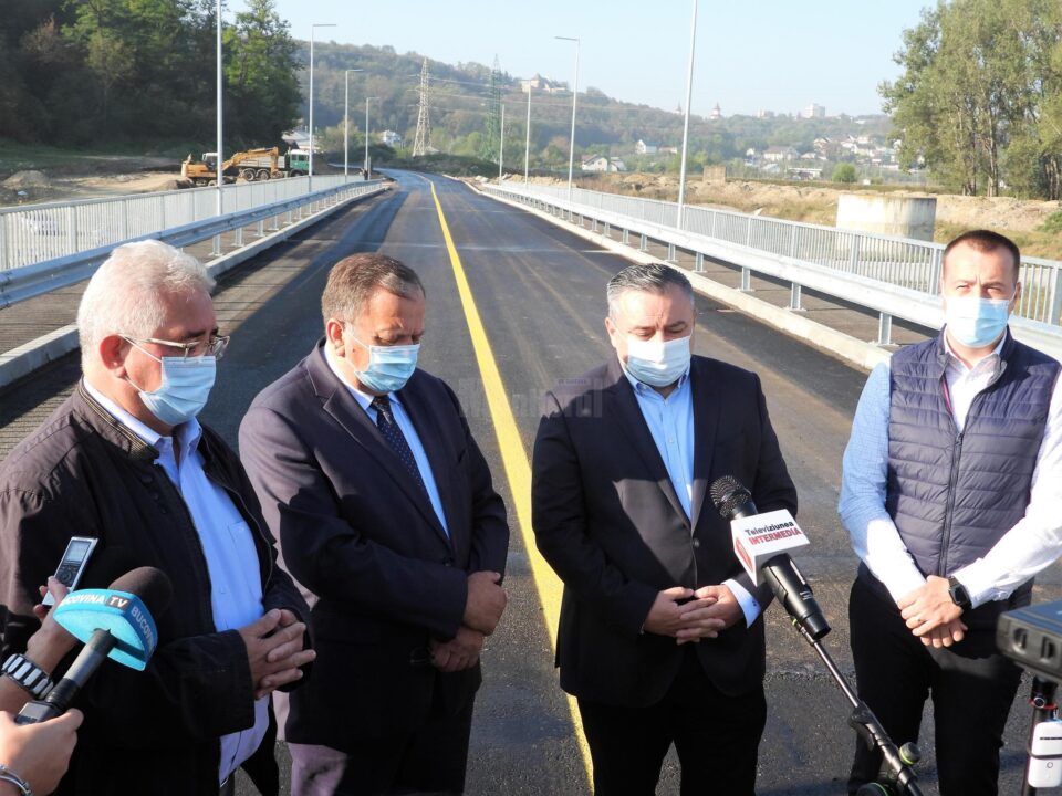 Primarul Ion Lungu, alături de Gheorghe Flutur, Ioan Balan și Lucian Harșovschi, la inaugurarea primei porțiuni din ruta alternativă