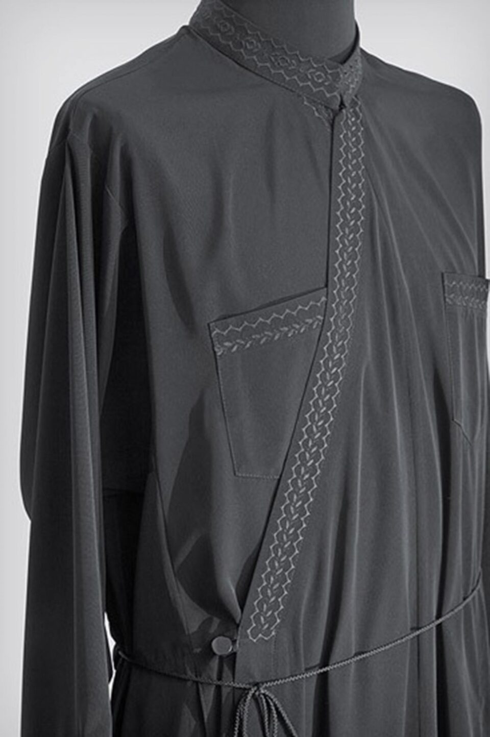 Nimănui nu i-a păsat cine ești, până când nu ai pus haina cea neagră pe tine