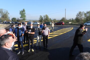 Andrei Neșculescu cerând tuturor să stea la distanță, până aduce o mască din mașină