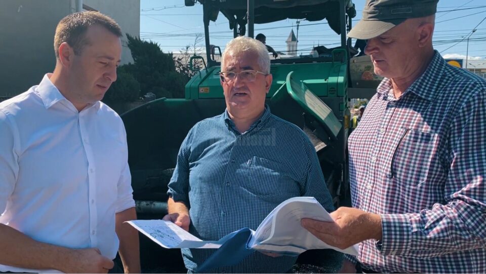 Primarul Ion Lungu și viceprimarul Lucian Harșovschi, în teren, la reabilitarea celor două străzi