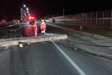 Stalp de electricitate doborat si trafic blocat in urma accidentului petrecut la primele ore ale diminetii