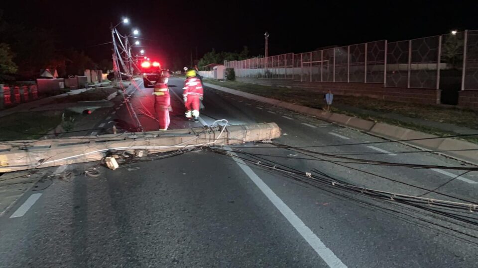 Stalp de electricitate doborat si trafic blocat in urma accidentului petrecut la primele ore ale diminetii Stalp de electricitate doborat si trafic blocat in urma accidentului petrecut la primele ore ale diminetii