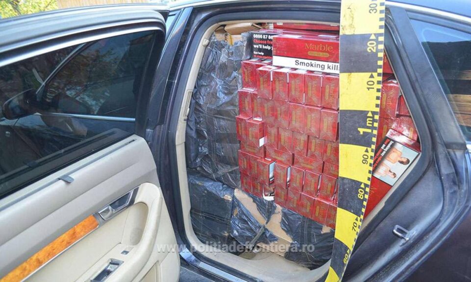 Trei mașini și țigări de contrabandă de peste 70.000 de euro, confiscate în zona de munte