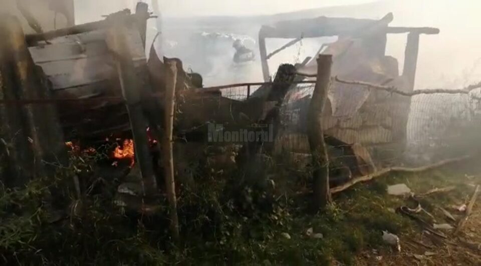 Locuință distrusă într-un incendiu, izbucnit de la jarul din sobă