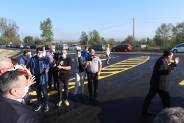 Andrei Neșculescu cerând tuturor să stea la distanță, până aduce o mască din mașină Andrei Neșculescu cerând tuturor să stea la distanță, până aduce o mască din mașină