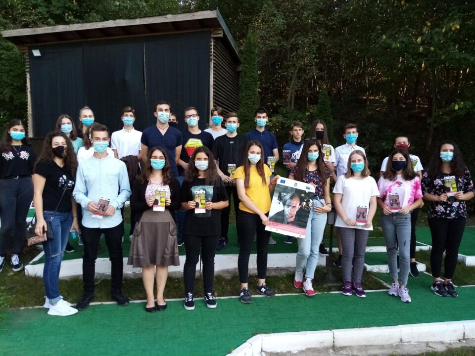 Dezbateri în aer liber cu voluntari ai Asociației Tinerilor Ortodocși Suceveni