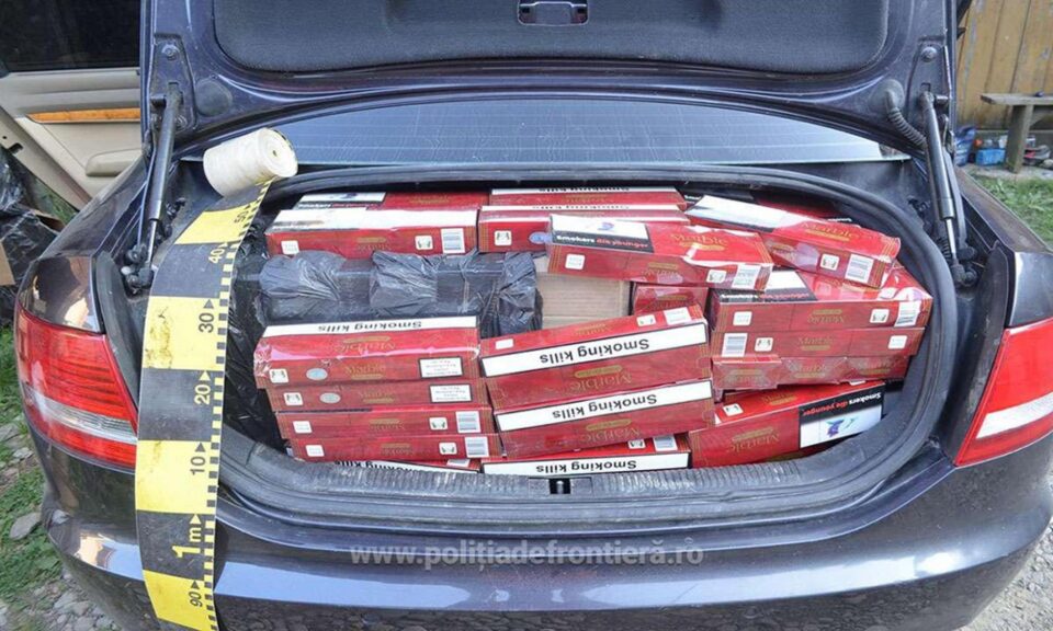 Trei mașini și țigări de contrabandă de peste 70.000 de euro, confiscate în zona de munte