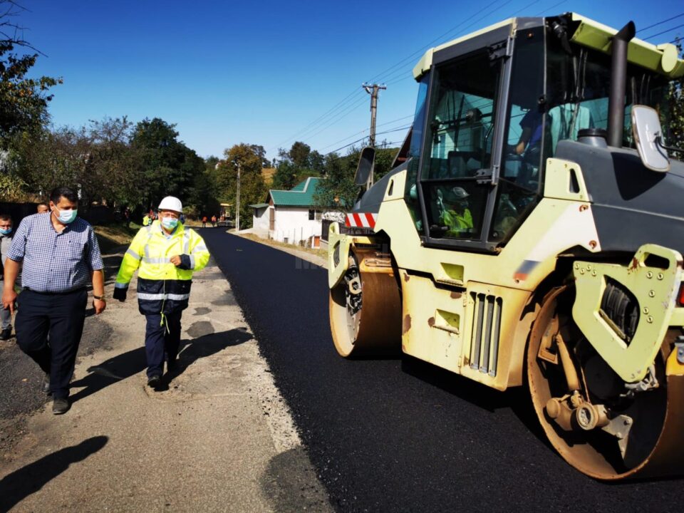 Gheorghe Flutur a verificat lucrările de asfaltare a drumului județean din Pătrăuți