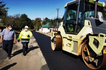 Gheorghe Flutur a verificat lucrările de asfaltare a drumului județean din Pătrăuți