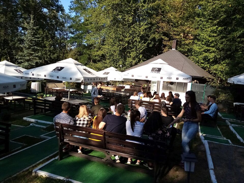 Dezbateri în aer liber cu voluntari ai Asociației Tinerilor Ortodocși Suceveni