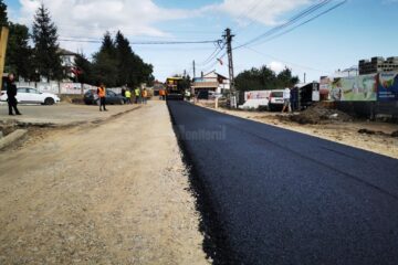 Flutur anunță că la Hârtop au început lucrările de asfaltare a drumului dintre Fălticeni și Liteni